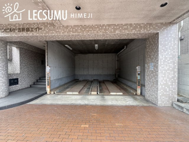 ラインビルド五軒邸エイトの駐車場