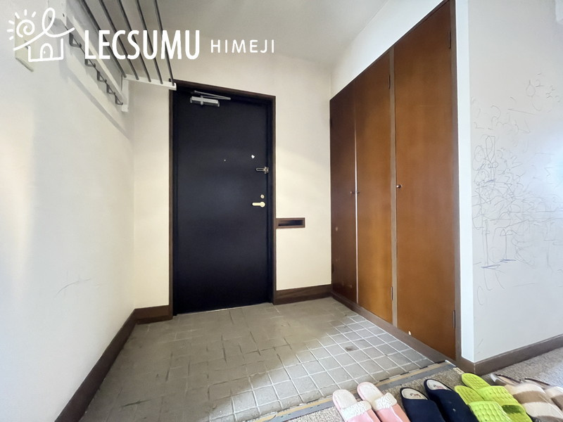 ラインビルド五軒邸エイトの玄関