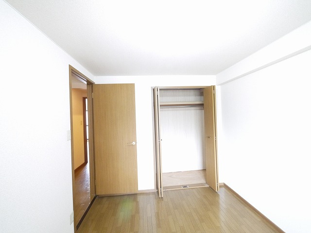 クール　ヴェルビュの収納|広々とした洋室です