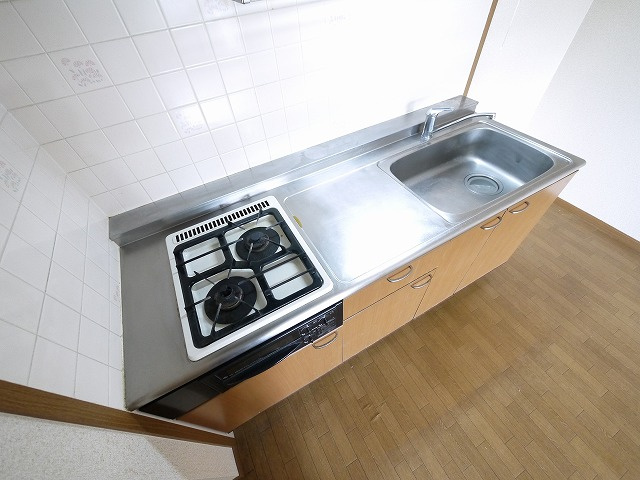 クール　ヴェルビュのキッチン|コンパクトなキッチンで掃除もラクラク