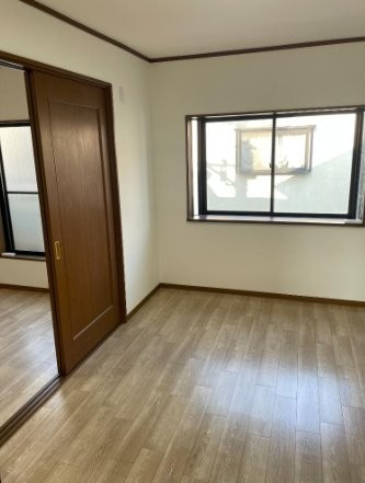 中野3丁目　中古一戸建ての寝室|洋室6.0帖
■物件内覧・資金計画相談・住宅ローン相談、リフォーム相談、お問合せ受付中■
※当日・翌日のご内覧、ご相談はお電話でのお問合せがスムーズです！