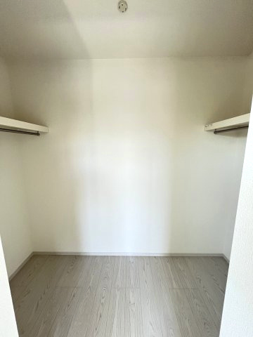 【収納】 | 春日市松ヶ丘3丁目1期　1号棟（全2棟）【仲介手数料無料・0円】 | 現地写真。ウォークインクローゼットです。