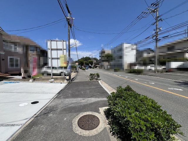 【その他】 | 春日市松ヶ丘3丁目1期　1号棟（全2棟）【仲介手数料無料・0円】 | 現地写真。前面道路です。