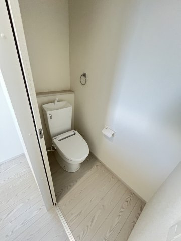 【トイレ】 | 春日市松ヶ丘3丁目1期　1号棟（全2棟）【仲介手数料無料・0円】 | 現地写真。2階にもトイレです。