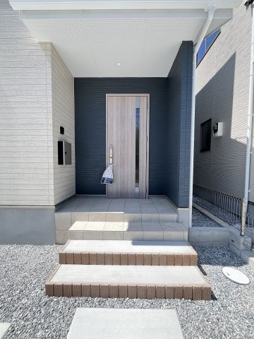 【玄関】 | 春日市松ヶ丘3丁目1期　1号棟（全2棟）【仲介手数料無料・0円】 | 現地写真。