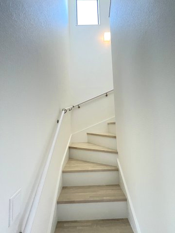 【内装】 | 春日市松ヶ丘3丁目1期　1号棟（全2棟）【仲介手数料無料・0円】 | 現地写真。2階へ上がる階段です。手摺もついて安全ですね。