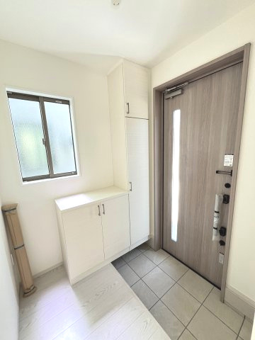 【玄関】 | 春日市松ヶ丘3丁目1期　1号棟（全2棟）【仲介手数料無料・0円】 | 現地写真。