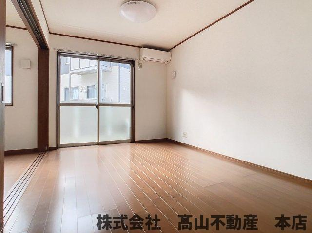 ラフォーレさつき弐番館の居間・リビング