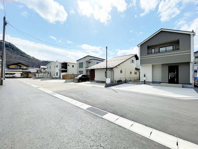 新築戸建・建売　福島市御山一本木　BLOOMING GARDEN　全4棟の前面道路含む現地写真