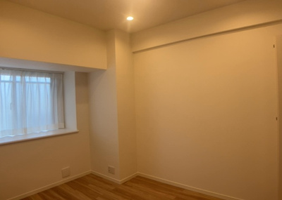 【洋室】 | パークフィーネ南大沢３番館 | 洋室のメリットは重い家具が置きやすく、身の回りが整理しやすいことです。 床がフローリングのため畳とは異なり凹みにくいです。 クローゼットなど収納が豊富で、普段使わない旅行カバンや服の整頓も簡単にです。