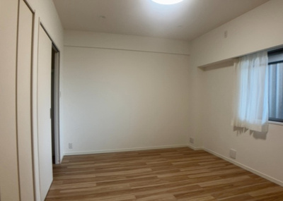 【寝室】 | パークフィーネ南大沢３番館 | 寝室でゆっくりと過ごすためにはベッド周りの適度な空間を担保することや窓の位置、照明の明るさ、寝室の広さなどを考える必要があります。自身や家族の構成とライフスタイルに併せて寝室にする部屋を選びましょう！