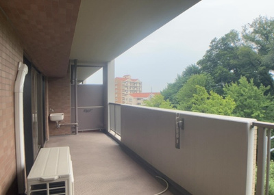【バルコニー】 | パークフィーネ南大沢３番館 | バルコニーは、室外の専用スペースのうち、「屋根がなく開放された空間」であるものを指します。ベランダより広いタイプのものが多く、日当たりもよいため家庭菜園などを楽しみたい人にとって適した環境となります。