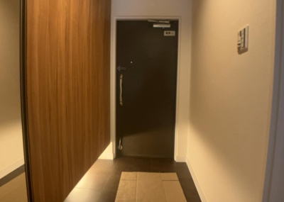 【玄関】 | パークフィーネ南大沢３番館 | 玄関は家の顔でもあり、家族以外の目にも止まる場所です。玄関は外との間を仕切る扉、靴などをしまっておく収納スペース、靴脱ぎのたたきスペース、来客とのやり取りをするドアホンなど複数のアイテムからなります。