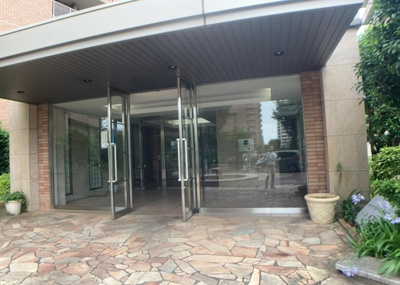 【エントランス】 | パークフィーネ南大沢３番館 | マンションのエントランスには、もともと風よけや防犯の役割がありますが、マンションによって宅配ボックスなどの設備が備わっている所もあります。日々の生活をイメージしながら生活しやすさをチェックしましょう。