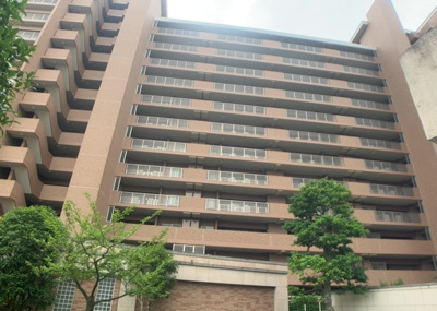 【現況写真】 | パークフィーネ南大沢３番館 | 外観はマンション管理がされているかの目安になります。築年数が古いと、壁面は劣化してひび割れが生じることも！建物が古びていても細かいところが修繕されていると、きちんと管理されているなぁと感じるでしょう。