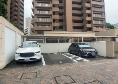 【駐車場】 | パークフィーネ南大沢３番館 | 車一台あたりに必要なスペースは、標準サイズの普通自動車で横幅2m50cm、長さ5mは必要になります。ただし、乗降のことも考慮して横幅3m30cm、長さ5m50cmほどは確保できるところを選びましょう。