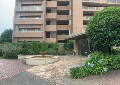 【庭】 | パークフィーネ南大沢３番館 | 物件によっては、入居者が個人的に使用できる専用庭がついているものもあります。また、住宅の中にある土間の部分を庭と呼ぶこともあります。庭の用途は住む人によって変わり、それによってデザインもさまざまです。