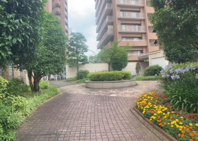 【中庭】 | パークフィーネ南大沢３番館 | 中庭（パティオ）とは、一つの建築物の内部に設けられた、壁などで囲われている庭のことを指します。コの字型、ロの字型が主流ですが、L字型の中庭もあります。最近では、インテリア性の高さからも人気があります。