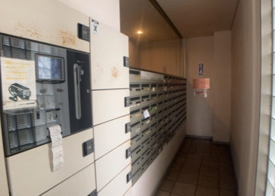【設備】 | パークフィーネ南大沢３番館 | エントランス付近に設置されている集合ポストは、住んでいる部屋と離れているため、ポストをあさるなど誰かに何かされていても被害に気づきにくいです。入居する時には他人に特定されにくい番号で鍵をかけましょう！