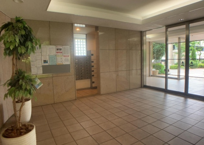 【ロビー】 | パークフィーネ南大沢３番館 | ロビーというと、エントランスと何がちがうの？と思いますよね。実はロビーとエントランスには明確な決まりはありません。物件によっては、エントランスを入って広がるある程度の広さのある空間がロビーとなります。