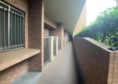 【その他共用部分】 | パークフィーネ南大沢３番館 | 共有部分は、住民なら誰もが使える設備のこと。例えば駐車場やエレベーター、インターネット設備、セキュリティ設備などがあります。他にも、マンションの廊下・外部階段やエントランス・ゴミ置き場などがあります。