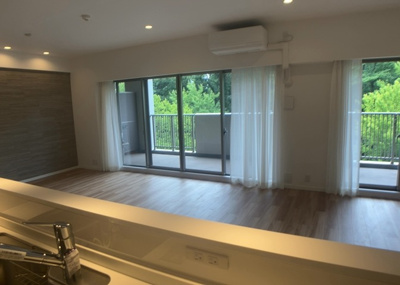 【キッチン】 | パークフィーネ南大沢３番館 | L型アイランドタイプは、キッチンからダイニングにもリビングにも目が行き届くので、とても使いやすい配置です。L字型独立タイプは、キッチンを独立させてるためLDKというよりもLDといった様なイメージです。