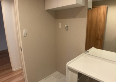 【ランドリースペース】 | パークフィーネ南大沢３番館 | ランドリースペースも気になります。洗濯機置場があり「洗う、干す、取り込む、アイロンがけ、たたむ」など、洗濯に関する家事をするための空間です。広さや収納など付帯設備も含めて、詳細は現地でご確認ください。