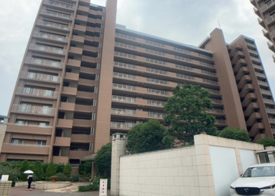 【構造・工法・仕様】 | パークフィーネ南大沢３番館 | ＲＣ造、Reinforced Concreteは直訳すると補強されたコンクリートです。主に柱や梁・床・壁が鉄筋とコンクリートで構成おり、鉄筋を組んだ型枠にコンクリートを流し込んで固めたものを指します。