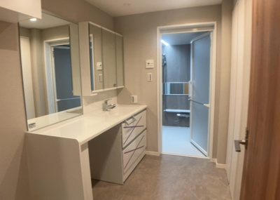 【脱衣所】 | パークフィーネ南大沢３番館 | 洗面脱衣所は「体を綺麗に整える場所」という目的と役割を持っています。そして便利で使い勝手のいい「体を綺麗に整える場所」にするためには、配置や動線、照明や収納計画をしっかりと検討しておく必要があります。