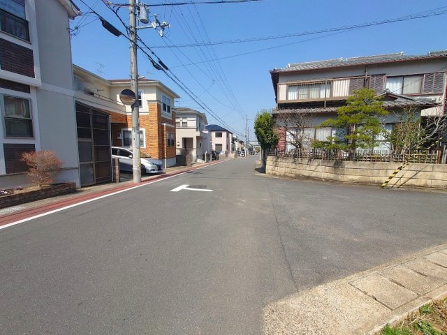 ◆角地につき陽当たり・通風良好の立地◆建築条件無し◆現況更地の３３坪◆伏見区日野岡西町の前面道路含む現地写真|前道道路(２０２５年３月撮影)