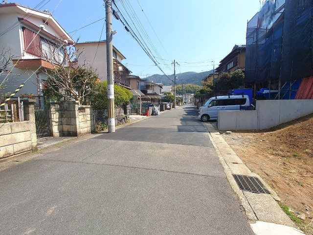 ◆角地につき陽当たり・通風良好の立地◆建築条件無し◆現況更地の３３坪◆伏見区日野岡西町の前面道路含む現地写真|前道道路(２０２５年３月撮影)