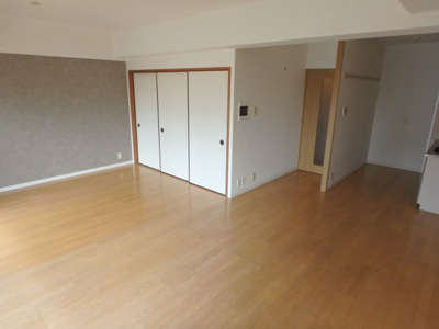 【居間・リビング】 | ベルパレス高木 | こちらのリビングで趣味の時間をお楽しみください