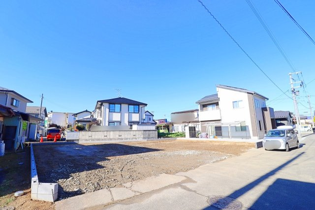 福島市笹谷成出西　BLOOMING　GARDEN　全1棟の前面道路含む現地写真