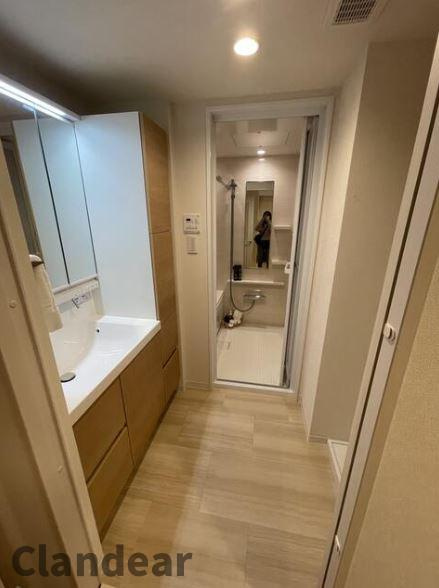 エイジングコート亀有の独立洗面台|ゆとりのある洗面室に、たっぷり収納の３面鏡付、大型洗面化粧台。