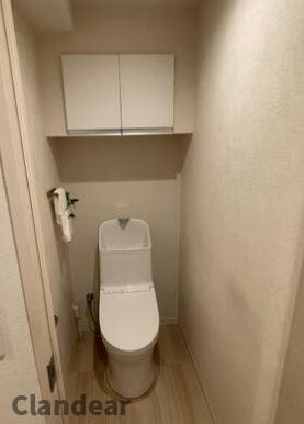 エイジングコート亀有のトイレ|ホワイトベースで清潔感のあるトイレスペースを演出♪吊戸棚付きでトイレ周りもスッキリお使いいただけます！