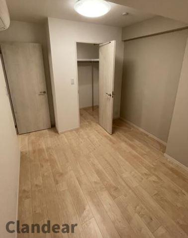 エイジングコート亀有の洋室|季節物の衣類もスッキリ収納できるウォークインクロゼット！抜群の収納力で季節ごとの衣替えも不要です♪