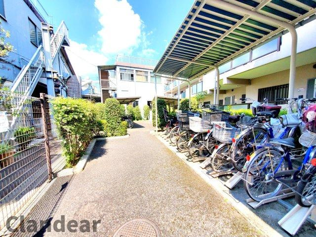 エイジングコート亀有の駐輪場|敷地内駐輪スペース完備！屋根付きの為、雨の日も安心です♪※空き状況等はお気軽にお問い合わせください(^^)