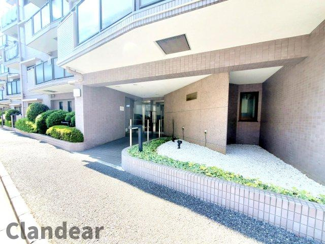 エイジングコート亀有のエントランス|緑に囲まれたお洒落なエントランス。日々のお出かけ時にも癒しを与えてくれます