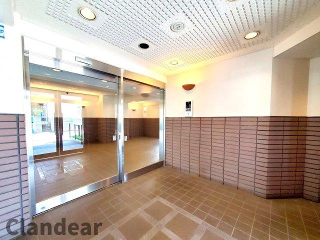 エイジングコート亀有のエントランス|清掃がいきわたっており、とてもきれいなエントランスロビーです♪