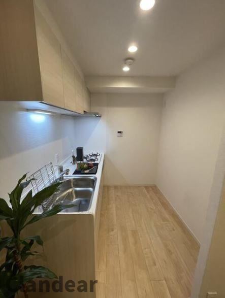 エイジングコート亀有のキッチン|収納スペースを豊富に備えた広々システムキッチン☆大型の冷蔵庫や食器棚もしっかり置けます♪