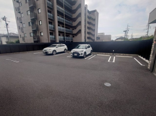 THE residence　M・KANOUの駐車場