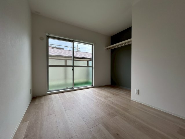 ハイツ７７の寝室|広くて明るい寝室