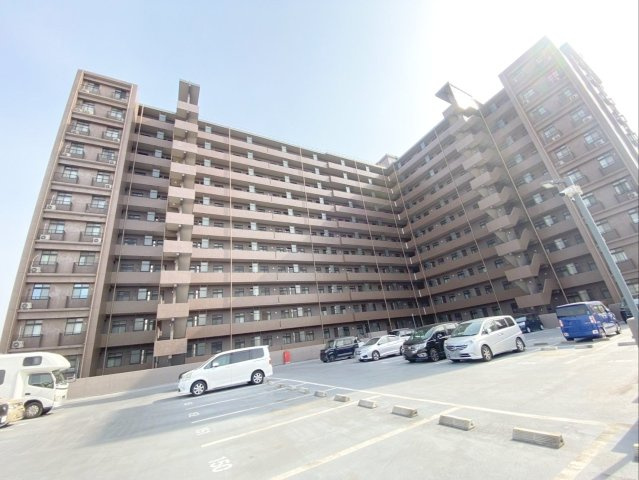 コアマンションルネス空港東の外観|徒歩5分圏内にコンビニ、スーパー、ドラッグストアや飲食店があり便利です！