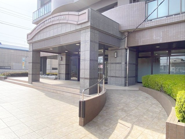 コアマンションルネス空港東の外観|傾斜が緩やかなスロープで、ベビーカーや車いすなどもスムーズに通行できます！
