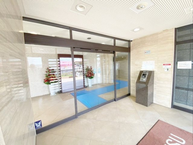 コアマンションルネス空港東のエントランス|エントランスです！セキュリティ面も安心のオートロックです！