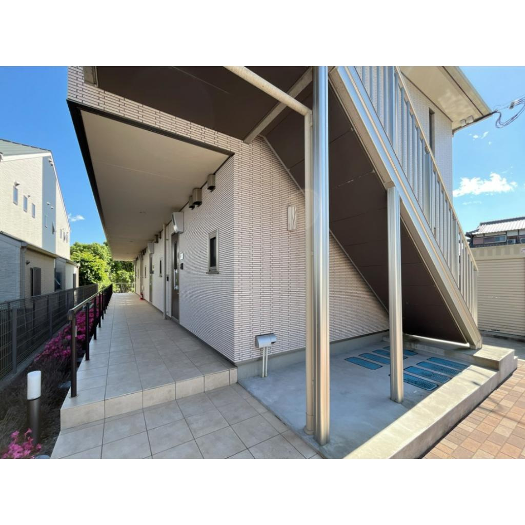 三田市上井沢のアパートのエントランス
