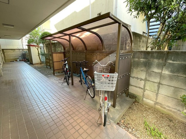 メゾン下高井戸のエントランス|★屋根付き駐輪スペース★