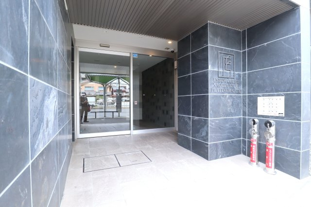 【エントランス】 | エステムコート名古屋泉プラチナムゲート | 清潔なエントランスです