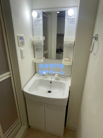 プロシード大阪NB3の独立洗面台|独立洗面台、小物を置くことができて便利です