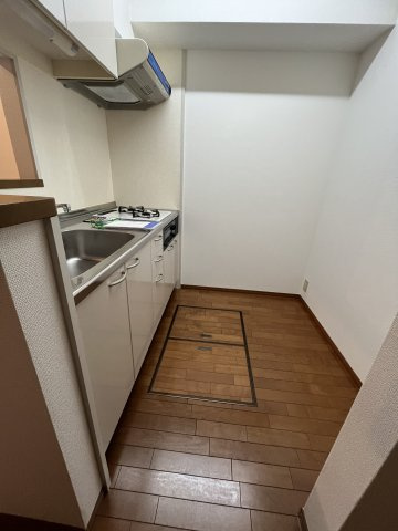 【居間・リビング】 | オーパス信濃町 | フローリングや壁も綺麗で清潔感のあるお部屋です♪